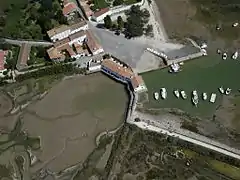 Vue aérienne du port de Loix et de son moulin à marée.