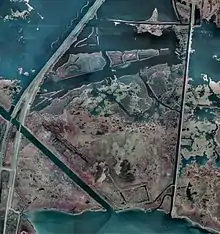 Ancien estuaire de Port Arthur (Texas), très artificialisé et écologiquement fragmenté, qui fait l'objet de projets de renaturation