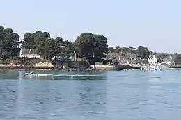 Port-Blanc : le port vu du Golfe du Morbihan.