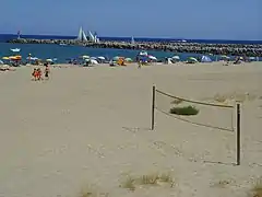 Des adolescents sur une plage naturiste à Port Leucate en 2006.