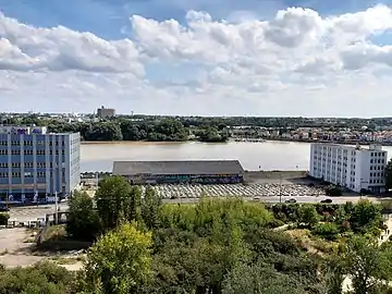 Quai Saint-Louis, vu du haut de la carrière de Miséry. Immeuble Cap 44 à gauche, hangar 13 au centre, immeuble Le Saint Louis à droite, port de plaisance de Trentemoult sur la rive opposée