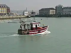 Bateau de pêche rentrant au port.