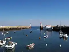 Vue du Bassin principal de Port-Tudy (avec le Kreiz-er-Mor à quai).