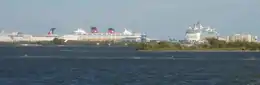 Un des navires amarré dans le Port Canaveral.