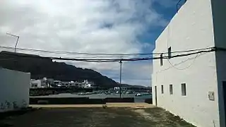 Rue typique avec vue sur le port.