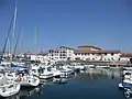 Le couvent à droite vu du port de Ciboure.