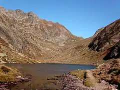 Depuis le versant catalan, l'estany du Port (2 050 m) puis le port de Tavascan.