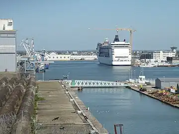 Construction navale : armement d'un paquebot au quai de Penhoët (pont du Pertuis au premier plan)