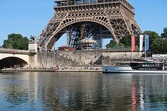 Aux pieds de la tour Eiffel.