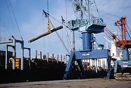 Déchargement de grumes (port de La Rochelle-Pallice en 2000).