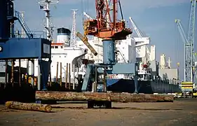 Manutention de grumes (port de La Rochelle-Pallice en 2000).