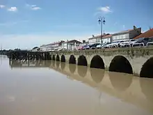 Les estacades, en béton armé à gauche, servaient aux chargements des eaux-de-vie de Cognac. Ceux-ci ont définitivement cessé en 1971.