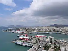 Vue panoramique de la partie ouest de la ville et du grand port maritime du Pirée