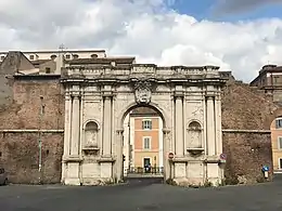 Porta Portese et vestiges de la courtine.