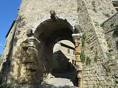 Photographie d'un arche en pierre, dans des fortifications, permettant d'entrer dans la ville.