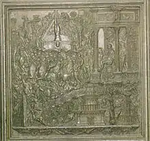 Panneau de forme carrée avec corniche sculptée et comportant des figures en relief.