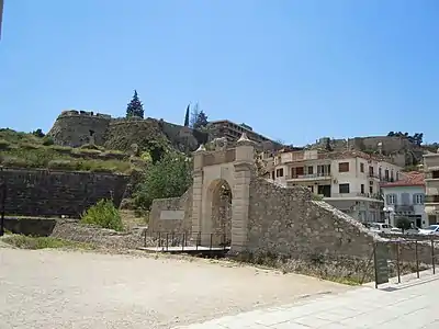 Vue de l'Acronauplie (Castello di Toro) depuis la Porta di Terraferma .