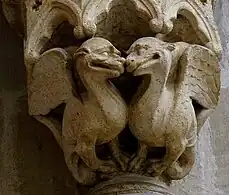 Les corbeaux servant de structure de soutènement aux grandes statues peuvent aussi avoir été sculptés sous forme d'animaux fantastiques.