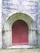 Le portail gothique et au-dessus les armes des Canaber.