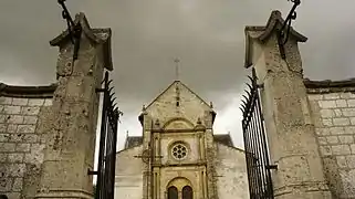 entrée du cimetière et portail ouest.