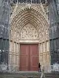 Photo du portail Notre-Dame nettoyé avec les contreforts encore noircis par la pollution