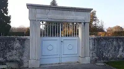 Le portail du cimetière nouveau.