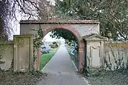 Portail de l'entrée du cimetière.