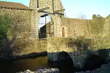Pont-Levis et entrée du château de La Sévrie.