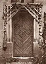 Photographie en noir et blanc montrant un portail gothique.