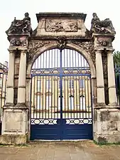 Le portail, situé aujourd'hui devant l'hôtel de Poissac.