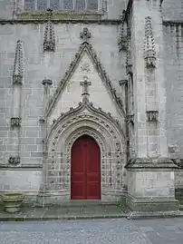 Portail nord de Notre-Dame de la Chandeleur percé d'une baie en tiers-point et sans tympan, surmontée d'une accolade ornée de choux frisés et amortie par un fleuron.