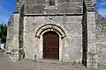 Le portail ouest de l’église Saint-Aubin.