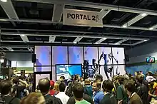 Une foule se rassemblant devant le stand de présentation de Portal 2 au PAX Prime 2010.