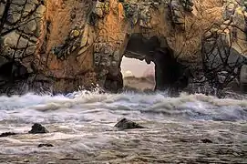 « Porte du soleil » de la falaise de Pfeiffer Beach