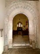 vue d'une porte romane en plein cintre.