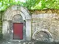 ancienne porte du cloître avec enfeu