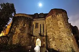 La porte mordelaise de nuit, rare vestige des remparts de Rennes