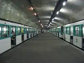 Photo de l’intérieur de la station,où l’on note l’absence de sortie.