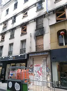 Porte et devanture de l'hôtel Paris-Opéra en 2015 lors des travaux de réhabilitation.