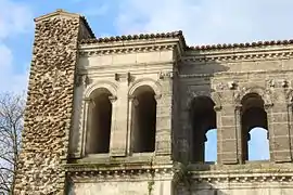 Restaurations de Viollet-Le-Duc (pierres claires).