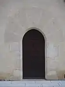 Photographie en couleur d'une porte ancienne.