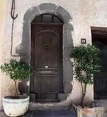 Porte ancienne de Gassin, dont le linteau porte la date de 1422.