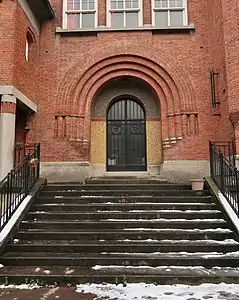 Une porte annexe du lycée.