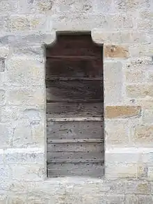 Vue d'une fenêtre au contrevent en bois.