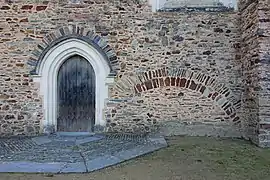 Porte de la chapelle et arc du XIIIe siècle.
