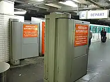 Anciens portillons automatiques de la station (supprimés en 2011).