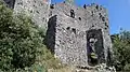 Porte d'accès par le flanc sud du château de Fressac