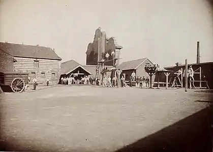 Porte de Paris avant restauration, vue de la caserne Vandamme (l'ancien corps de garde côté ville a disparu)