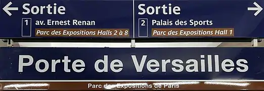 Plaques indicatrices des sorties et du nom de la station.