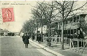 La porte de Vincennes vers 1900 vue depuis Saint-Mandé, au niveau de la station des tramways nogentais.